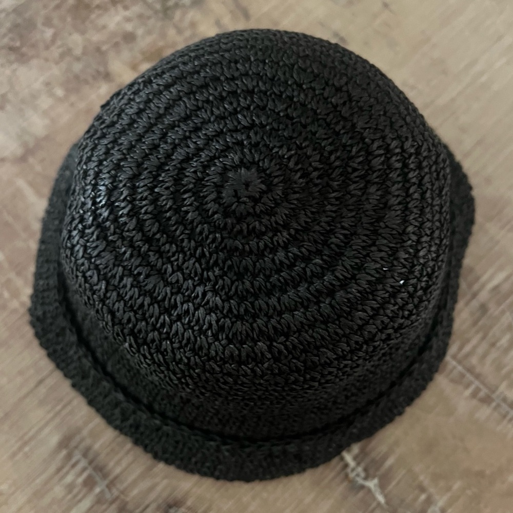 Vintage black woven straw hat with rolled edge
Meant to fit snug